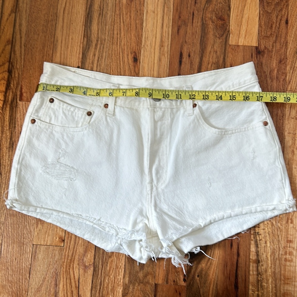Levi’s white denim shorts - Picture 4 of 7